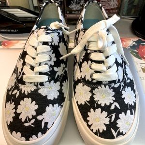 SeaVees platform daisy embroidered sneakers!
